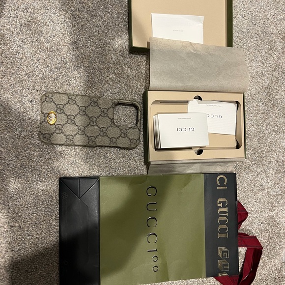 Gucci Beige GG Supreme Canvas Phone Case with Gold Double G
13 pro - Picture 3 of 5